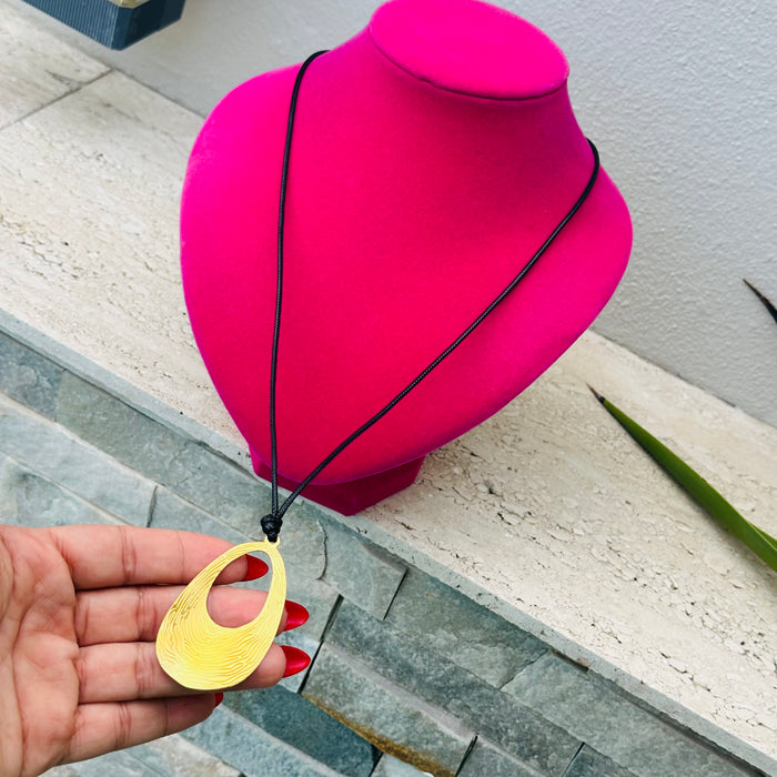 Big Pendand Gold Collar • Ajustable