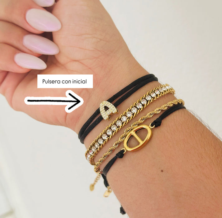 Inicial Bracelet• A hasta Z• 12 colores a escoger del hilo