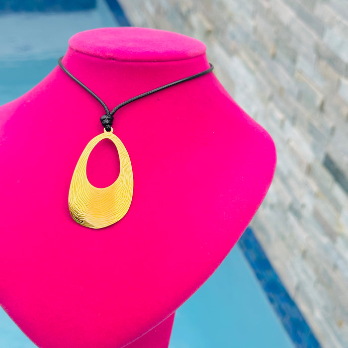 Big Pendand Gold Collar • Ajustable